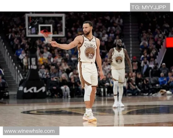 库里在对阵快船时精彩晃倒保罗展现超凡球技引发球迷热议