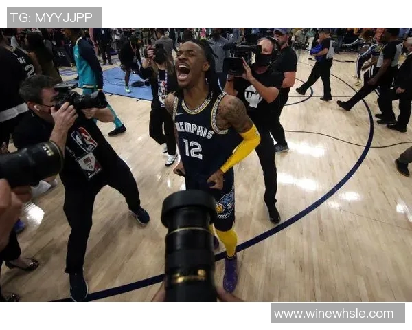 火箭队与湖人队激战正酣NBA赛场精彩对决引发球迷热议